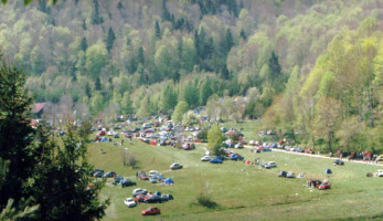 Camping sur le site de Natura 2000 pendant la célébration du 1er mai