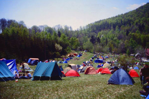 La nouvelle aire de camping sur une prairie solide et sans espèces rares